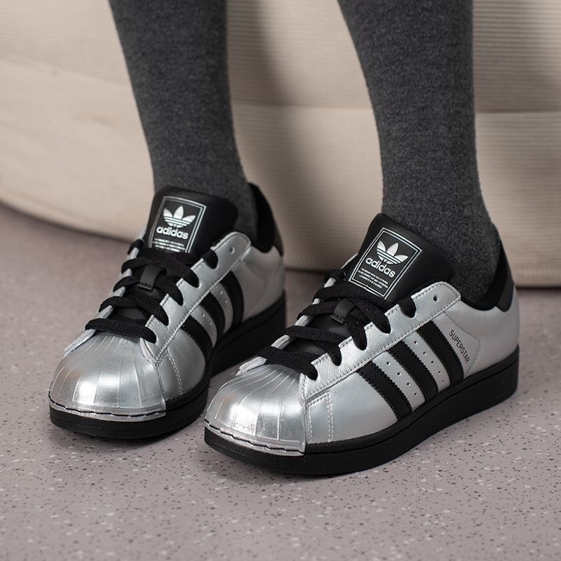 Adidas Shoes Superstar - アディダス オリジナルス スーパースター 2。快適でフィット感があり、通気性に優れたカジュアルシューズ。レディーススタイル。シルバーとブラックの配色。IH1599。